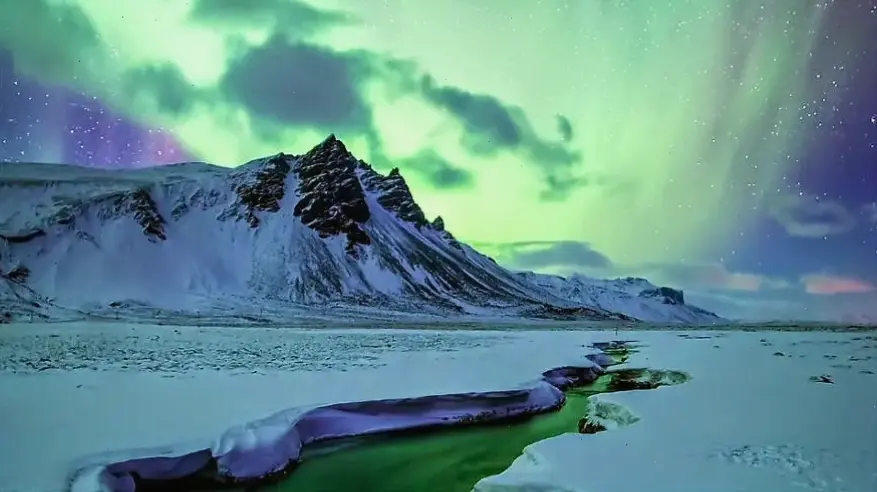 Hoàng hôn Bắc Cực huyền ảo, nơi ánh nắng nhuộm đỏ bầu trời và biển băng, tạo nên bức tranh thiên nhiên tuyệt mỹ.