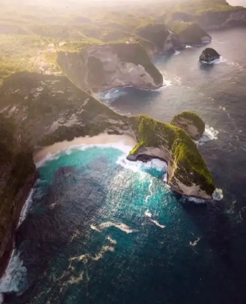 Hoàng hôn Bali lãng mạn với bầu trời nhuộm màu, tạo nên khoảnh khắc đáng nhớ và đầy cảm hứng.