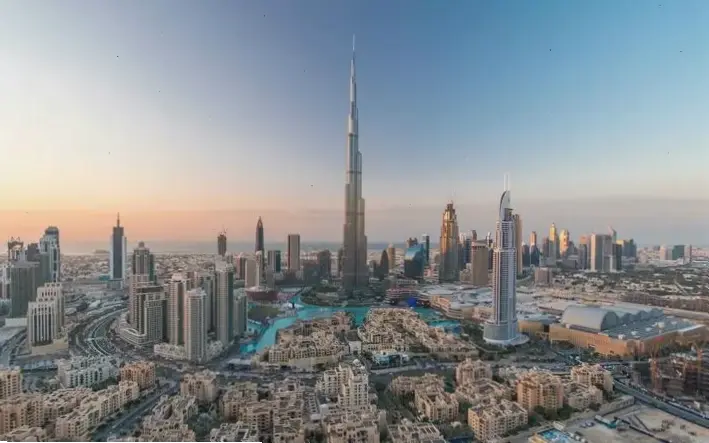 Hoàng hôn Dubai huyền ảo, sắc màu rực rỡ phủ lên đường phố và biển cả mênh mông.