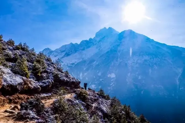 Hoàng hôn Himalaya đầy màu sắc huyền diệu, kết thúc một ngày hoàn hảo với vẻ đẹp yên bình và lãng mạn.