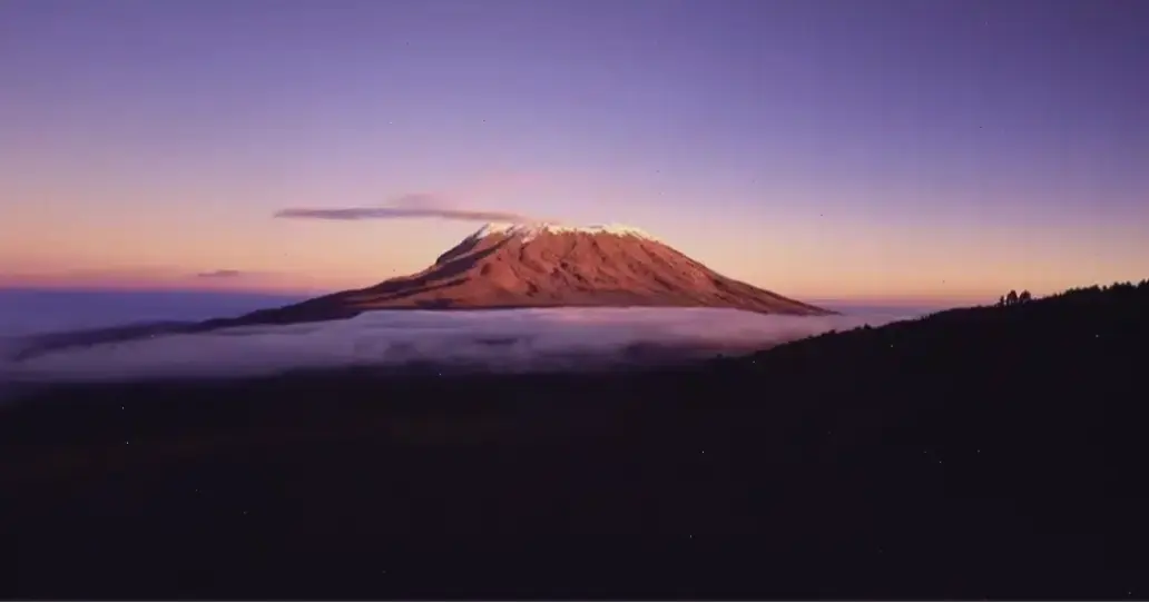 Hoàng hôn huyền diệu tại Kilimanjaro, nơi bầu trời nhuộm màu cam đỏ, tạo bức tranh thiên nhiên tuyệt mỹ.