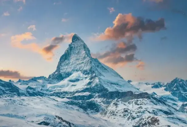 Hoàng hôn lãng mạn bao trùm Matterhorn, tạo nên bức tranh thiên nhiên đầy màu sắc và quyến rũ.