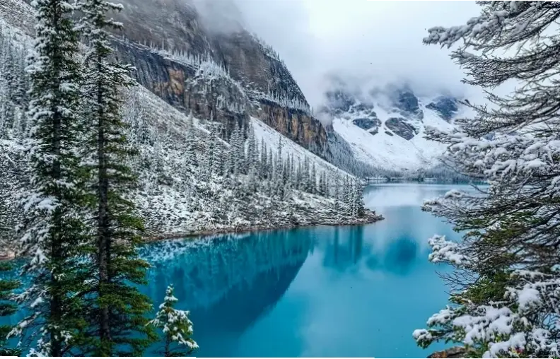 Hoàng hôn lãng mạn ở Banff, ánh sáng vàng rực rỡ tô điểm cho núi non hùng vĩ.