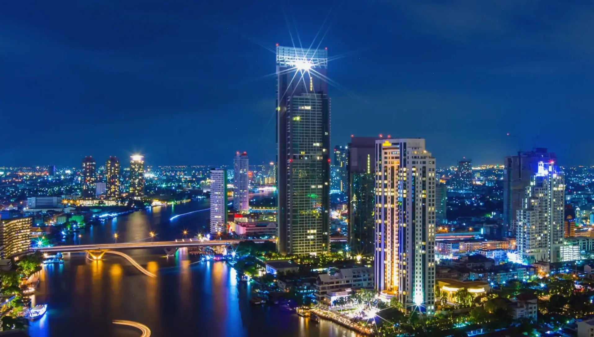 Hoàng hôn lãng mạn ở Bangkok, bầu trời chuyển màu rực rỡ, kết thúc ngày đầy hứng khởi tại thủ đô sôi động và quyến rũ.