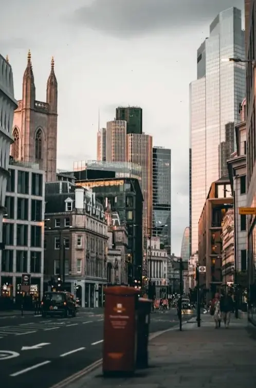 Hoàng hôn lãng mạn ở London, nơi ánh nắng dần tắt mang theo sự yên bình và vẻ đẹp mê hoặc.