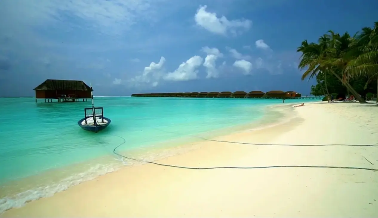 Hoàng hôn Maldives lãng mạn, tô điểm bầu trời bằng sắc đỏ rực rỡ và sóng nước dịu dàng.