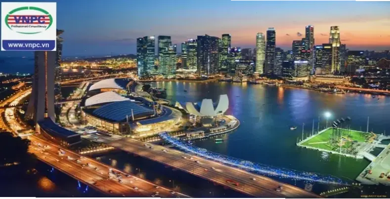 Hoàng hôn Singapore lãng mạn, bầu trời chuyển màu trên đường chân trời thành phố tuyệt đẹp.