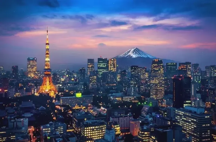 Hoàng hôn Tokyo lãng mạn, bầu trời nhuộm sắc cam đỏ, mang đến khoảnh khắc yên bình giữa nhịp sống hối hả.