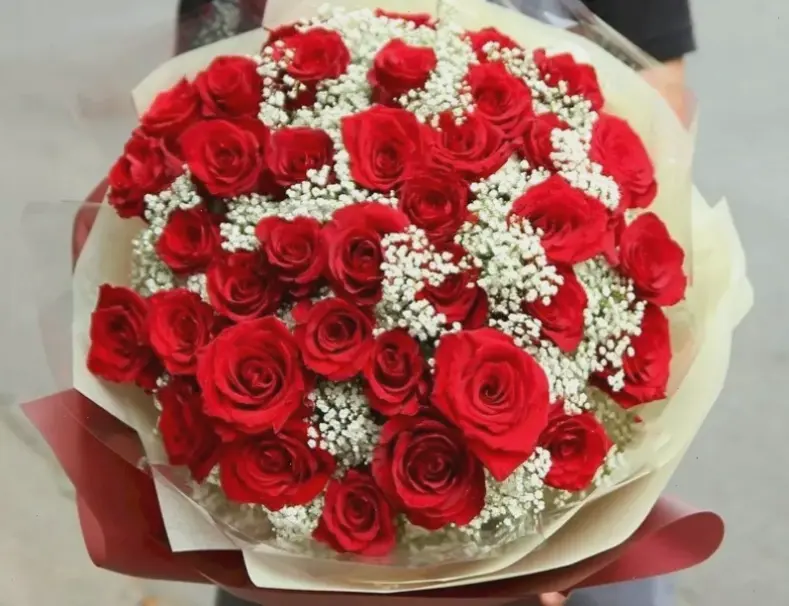 Khám phá bó hoa hồng đỏ rực rỡ, biểu tượng tình yêu nồng cháy và lãng mạn bất tận.