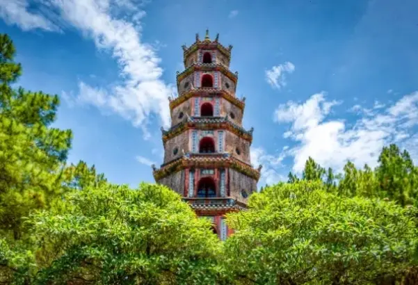 Khám phá Chùa Huế nghệ thuật qua góc chụp sáng tạo, với màu sắc và bố cục đầy cảm hứng, khơi dậy sự tò mò.