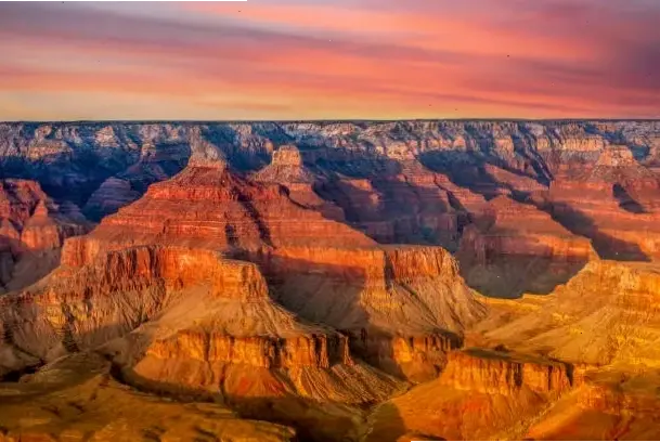 Khám phá Grand Canyon về đêm, nơi sao trời lấp lánh trên nền đá cổ đại hùng vĩ.
