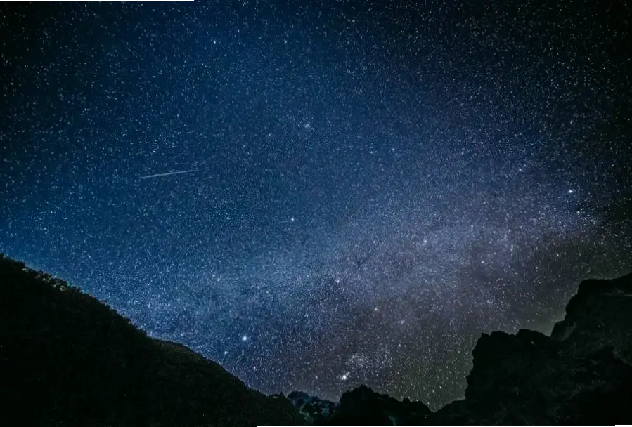 Khám phá mưa sao băng Geminid trên bầu trời đêm, một hiện tượng thiên văn lộng lẫy với hàng ngàn ngôi sao băng rực rỡ.