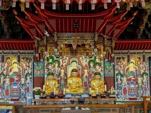 Khám phá nghệ thuật Phật Hàn Quốc độc đáo, nơi vẻ đẹp và triết lý hòa quyện, khơi dậy cảm xúc sâu lắng.