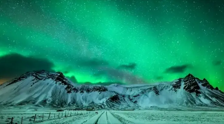 Khám phá vẻ đẹp hùng vĩ Bắc Cực qua ảnh 4K sắc nét, mang đến trải nghiệm chân thực như đang lạc lối giữa băng tuyết.