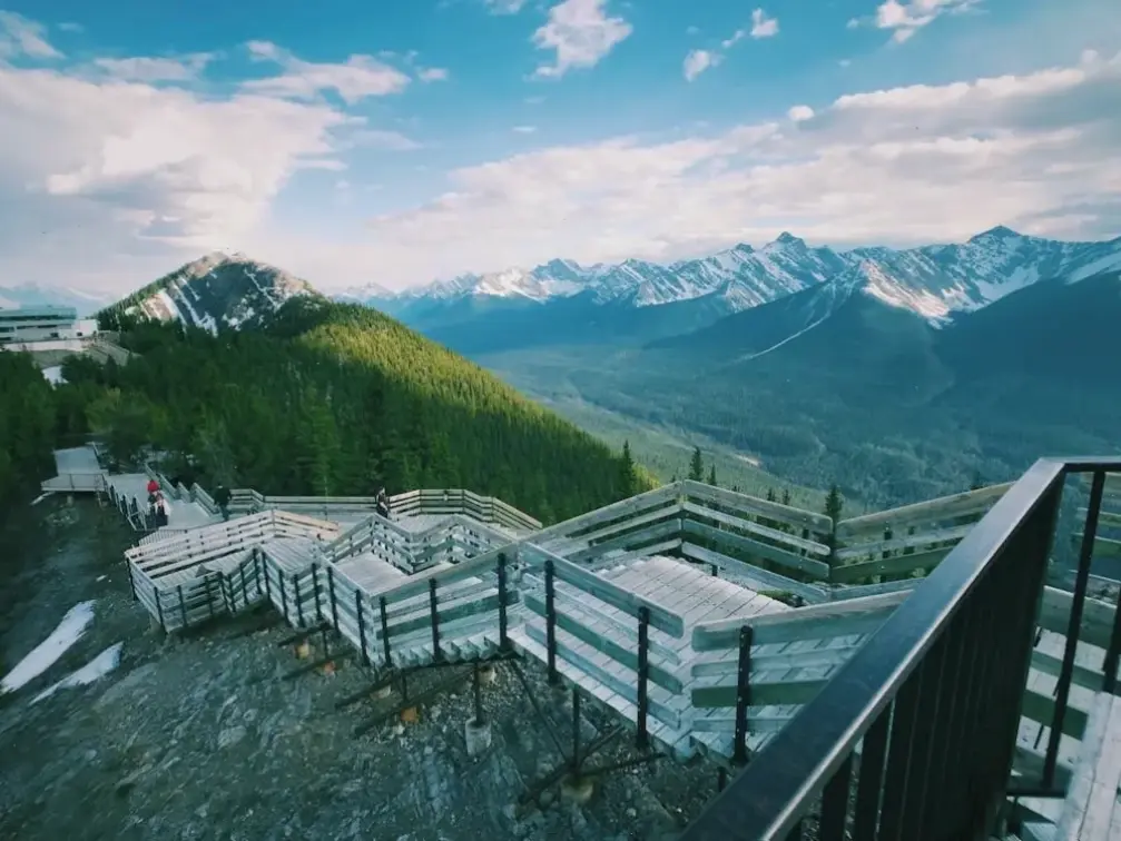 Khám phá vẻ đẹp hùng vĩ của Banff qua ảnh 4K sắc nét, mang thiên nhiên Canada đến gần hơn.