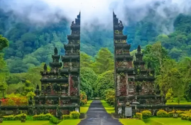 Khám phá vẻ đẹp hùng vĩ của Chùa Indonesia 4K, nơi kiến trúc cổ kính hiện lên sống động qua từng chi tiết tinh tế.