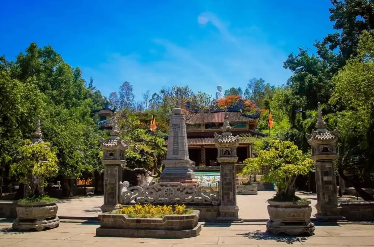 Khám phá vẻ đẹp hùng vĩ của Chùa Long Sơn qua ảnh 4K sắc nét, chi tiết từng nét kiến trúc cổ kính và không gian linh thiêng.