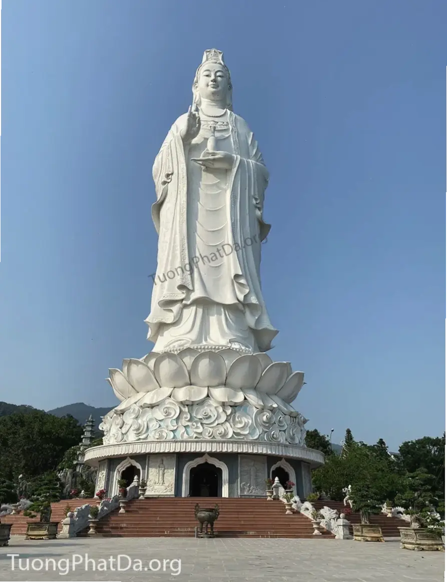 Khám phá vẻ đẹp huyền bí của Quan Âm trên đảo qua hình ảnh 4K sắc nét, mang lại sự bình an và lòng từ bi.