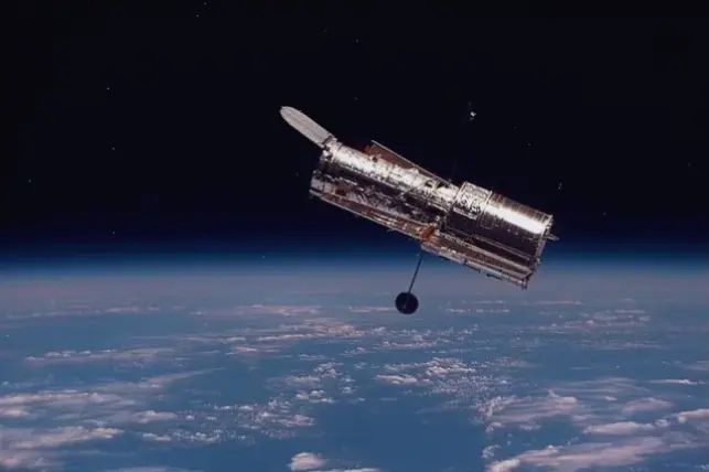 Khám phá vũ trụ hùng vĩ qua kính thiên văn Hubble, với hình ảnh sắc nét và bí ẩn không gian.