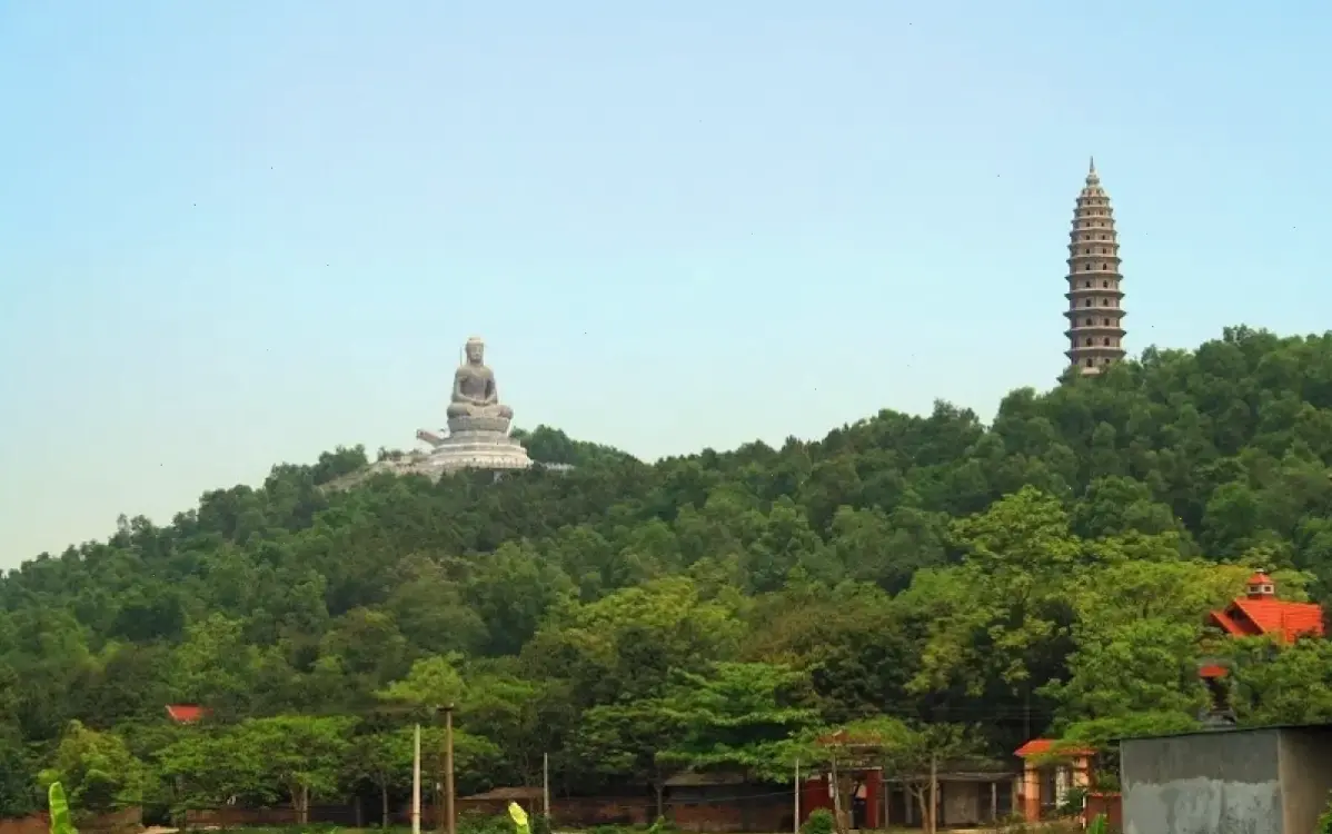 Không gian tĩnh lặng của chùa Phật, nơi bạn tìm thấy sự yên bình và thư thái.