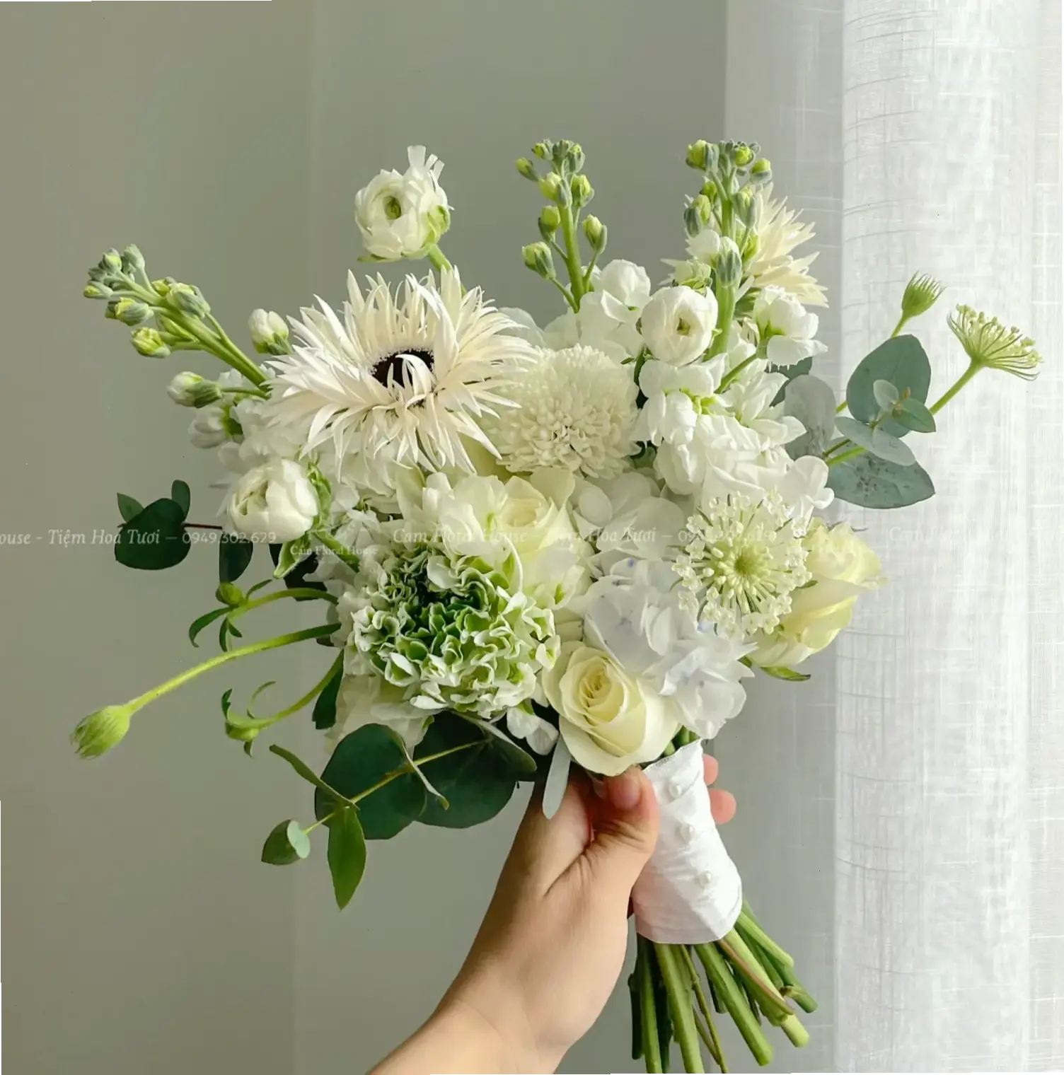 Lãng mạn hóa ngày cưới với bó hoa đồng tiền tinh tế, biểu hiện của tình yêu vĩnh cửu.