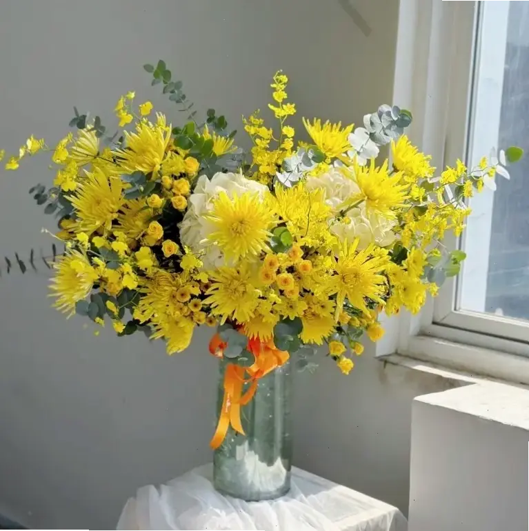 Lọ hoa cúc đẹp đa dạng phong cách, giúp bạn sáng tạo không gian sống với sắc màu tự nhiên.