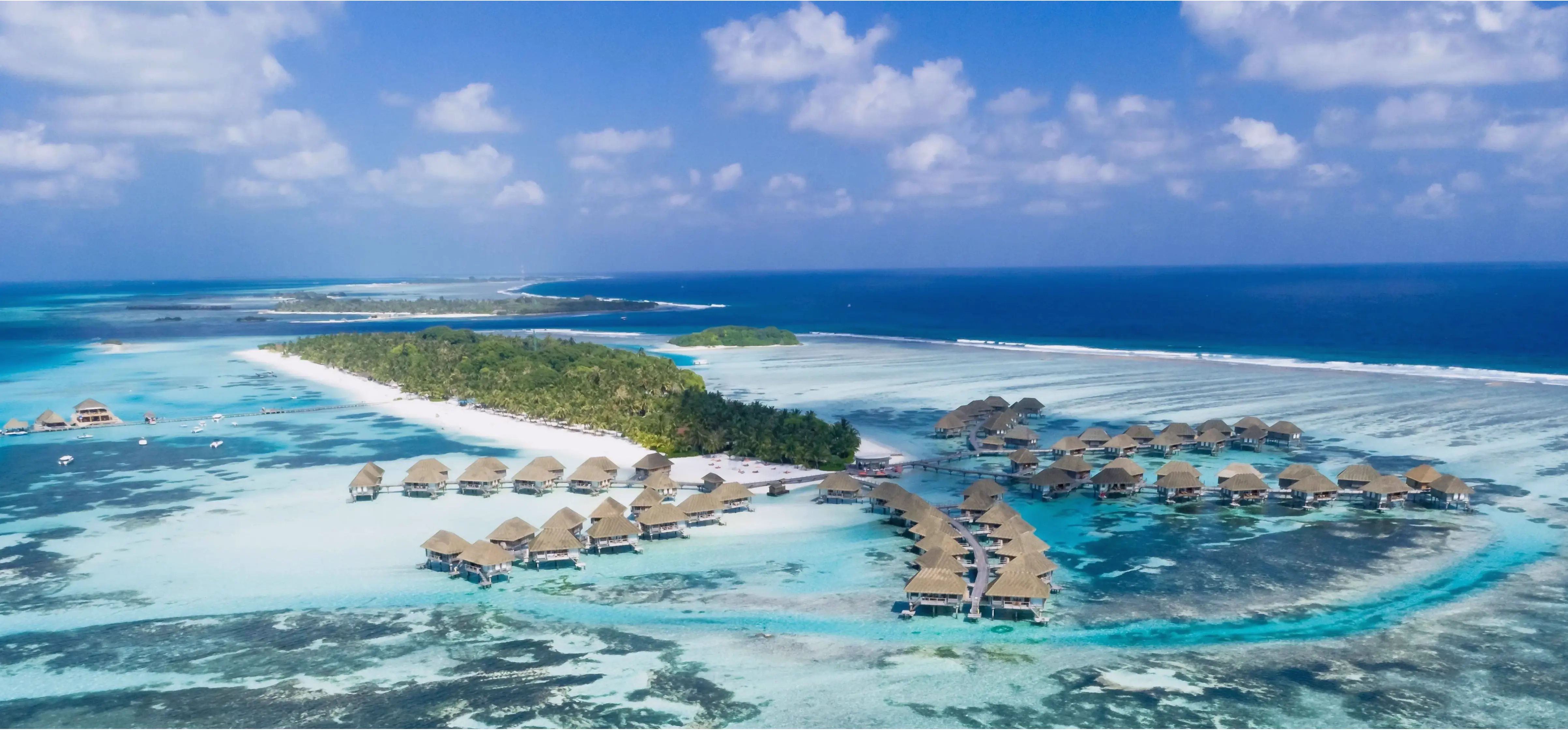 Maldives về đêm huyền bí, với ánh sao lung linh và biển cả lấp lánh dưới ánh trăng.
