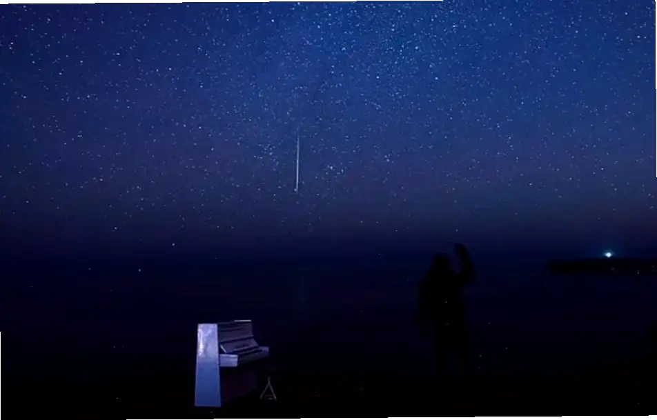 Mưa sao băng Geminid tô điểm bầu trời đêm, biến mỗi khoảnh khắc thành bức tranh thiên nhiên kỳ ảo và lộng lẫy.