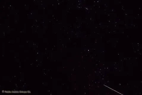 Mưa sao băng Geminid trong không gian, một cảnh quan hùng vĩ từ ngoài Trái Đất, đầy ánh sáng và kỳ quan.