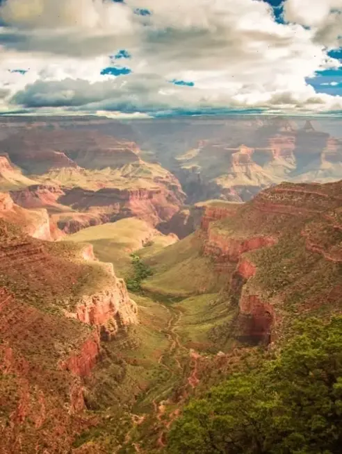 Ngắm hoàng hôn tuyệt đẹp ở Grand Canyon, với sắc màu rực rỡ nhuộm đỏ bầu trời huyền ảo.