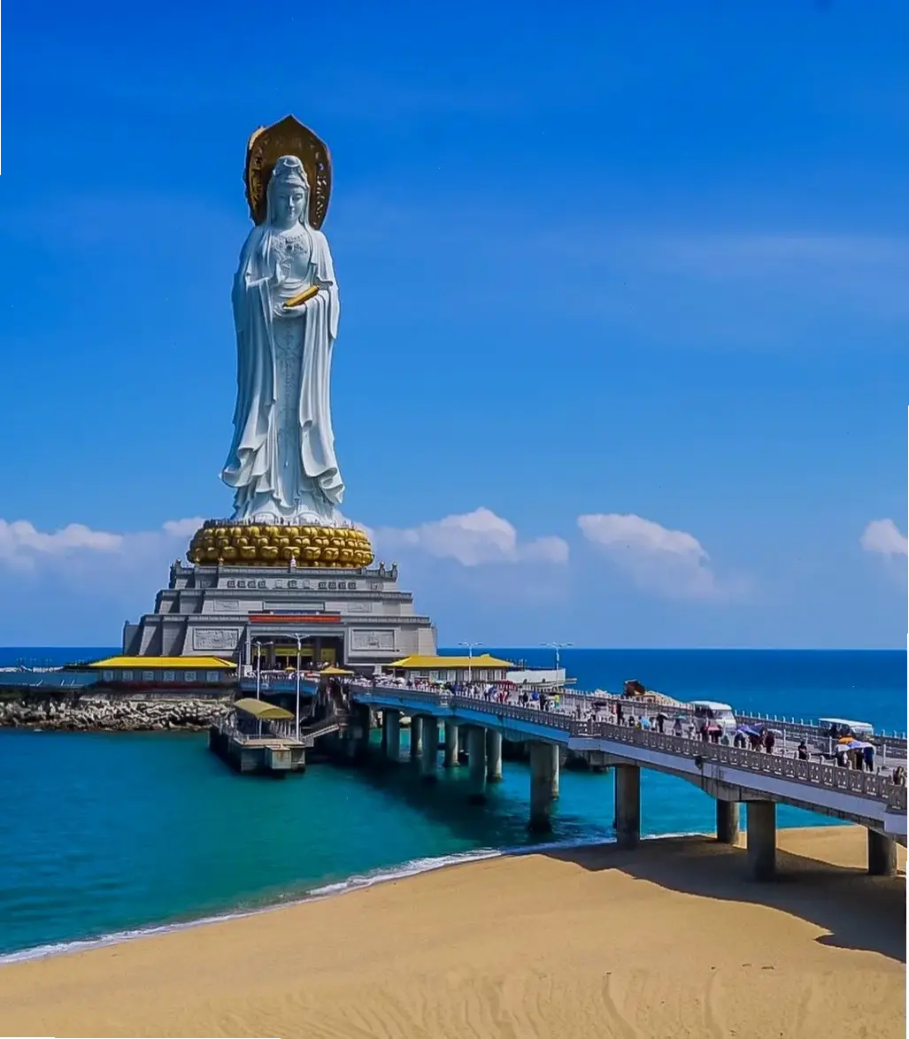 Ngắm nhìn Tượng Quan Âm trên biển, biểu tượng từ bi cứu độ giữa biển cả mênh mông và hùng vĩ.