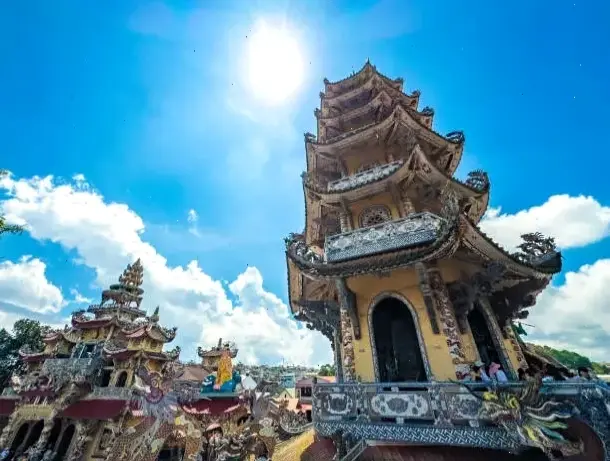 Nghệ thuật kiến trúc ấn tượng của Chùa Đà Lạt, một kiệt tác văn hóa và tinh thần tại cao nguyên.