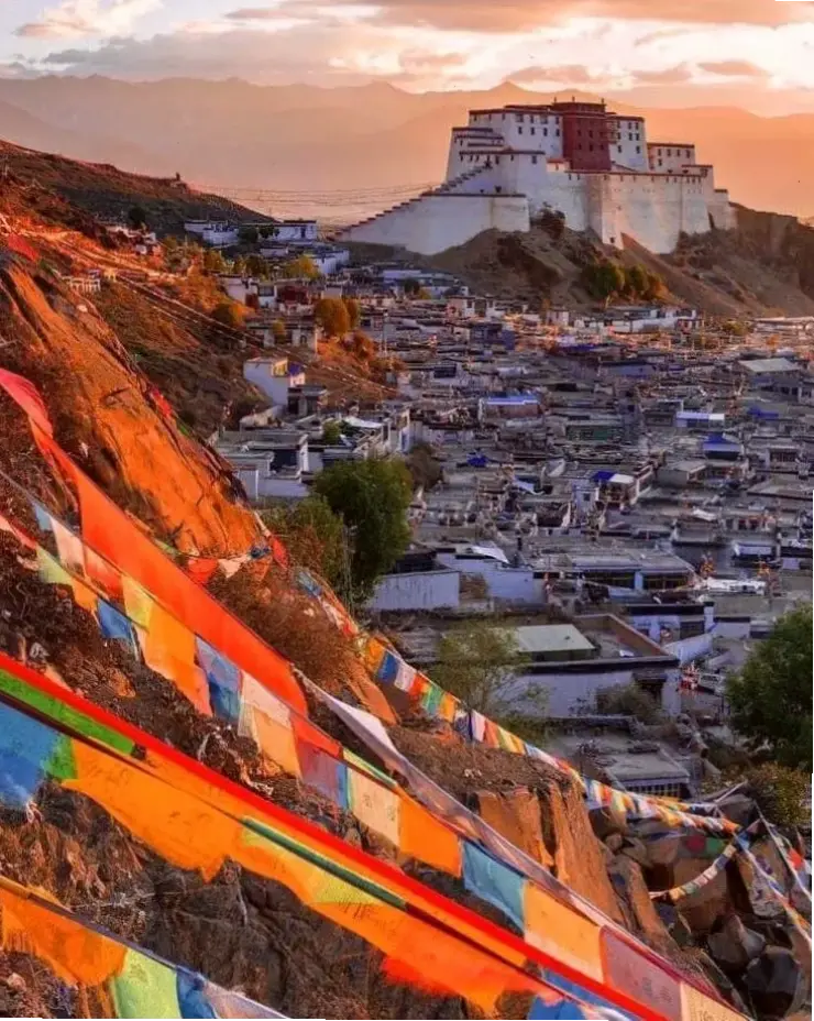 Nghệ thuật Phật Lhasa độc đáo, kết hợp truyền thống và sáng tạo để khơi dậy sự chiêm nghiệm sâu sắc.