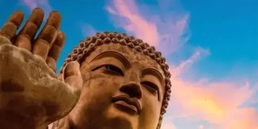 Nghệ thuật Phật Việt Nam kết hợp vẻ đẹp và triết lý sâu sắc, đầy cảm hứng.