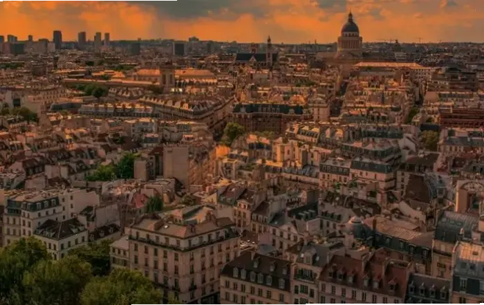 Paris về đêm quyến rũ với ánh sáng neon và kiến trúc huyền bí, mời gọi bạn khám phá vẻ đẹp ban đêm của nó.