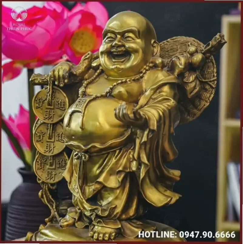 Phật Di Lặc cười cầm quạt rạng rỡ, truyền cảm hứng vui vẻ và sự bình yên cho mọi khoảnh khắc.