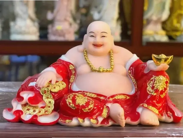 Phật Di Lặc cười rạng rỡ trên hồ, truyền cảm hứng hạnh phúc và lạc quan mỗi ngày.