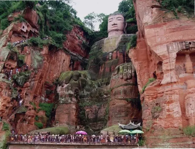 Phật Di Lặc cười rạng rỡ trong chùa, truyền cảm hứng lạc quan và năng lượng tích cực.