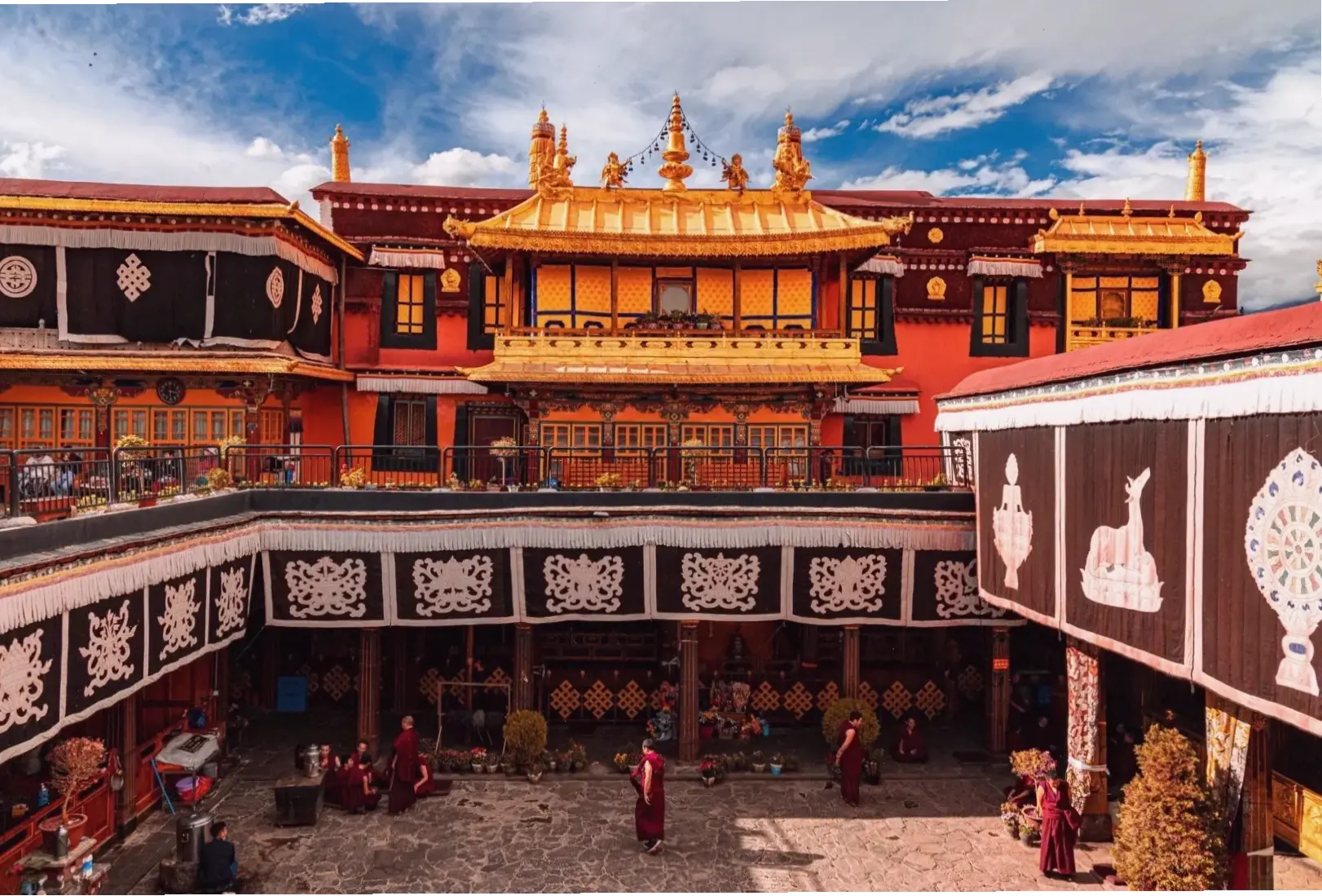 Phật Lhasa trong phong cách tối giản, mang đến sự thanh tịnh và bình an qua những đường nét tinh tế.