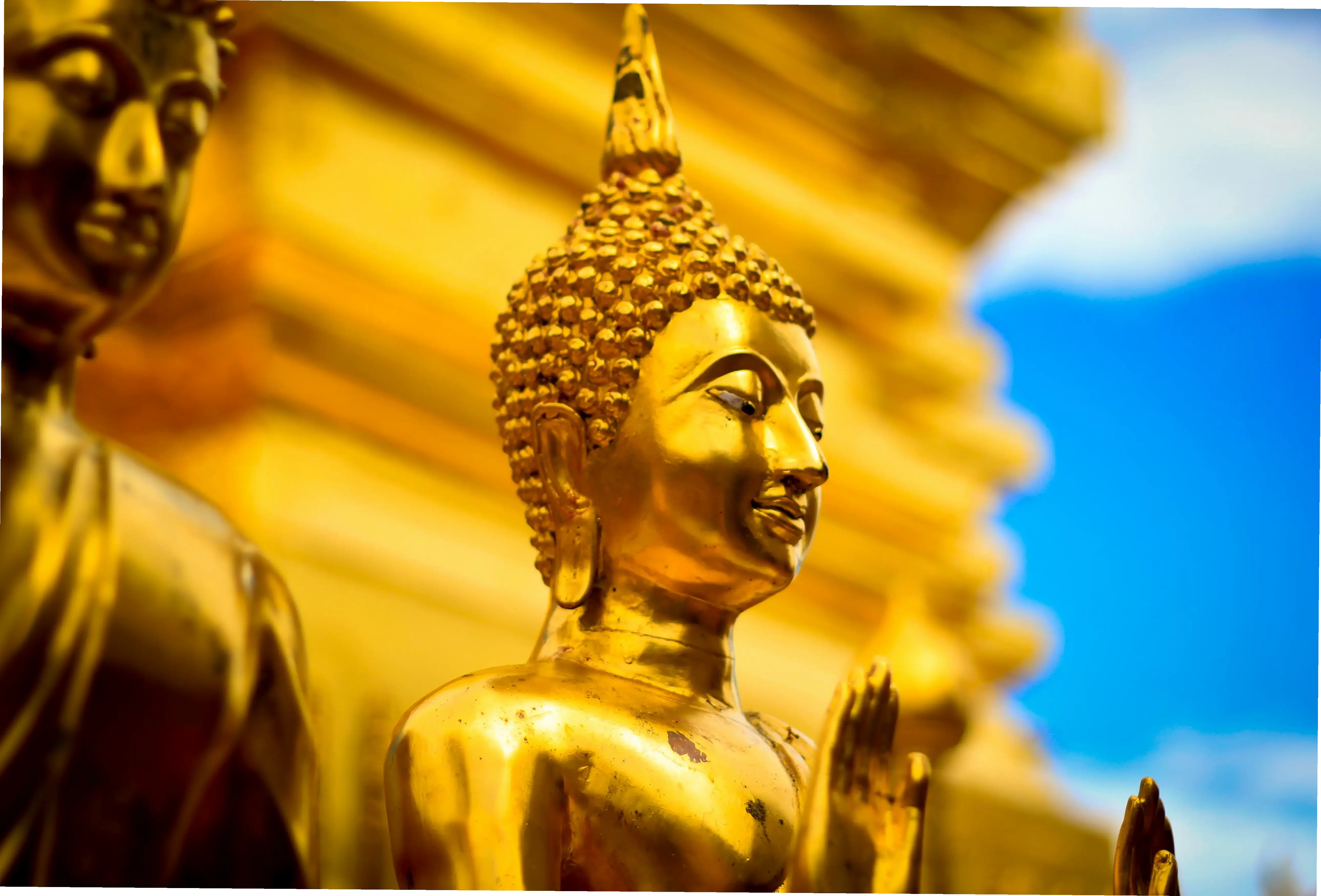 Phật vàng ánh sáng lung linh huyền ảo, soi sáng tâm hồn, mang năng lượng tích cực và sự thanh thản đến cuộc sống hàng ngày.