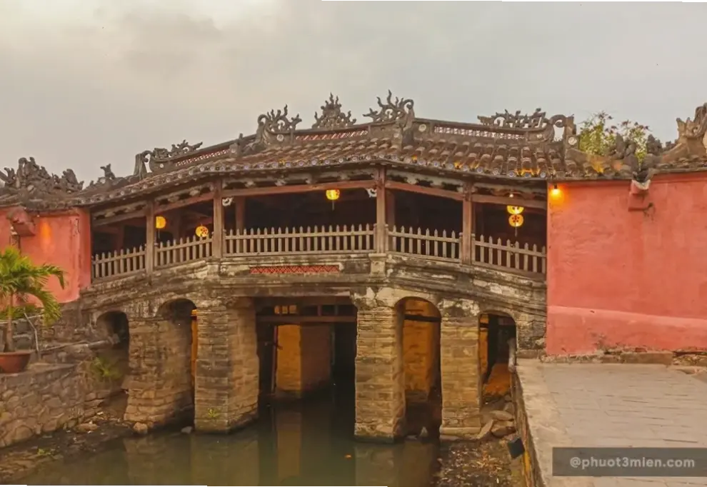 Phong cách tối giản của Chùa Hội An, nhấn mạnh sự tinh tế và đơn giản trong kiến trúc cổ kính.