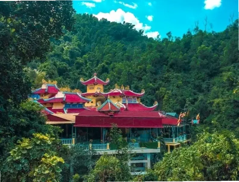 Phong cách tối giản tại Chùa Nha Trang, nơi sự đơn sơ mang lại sự thanh thản và bình yên cho tâm hồn.