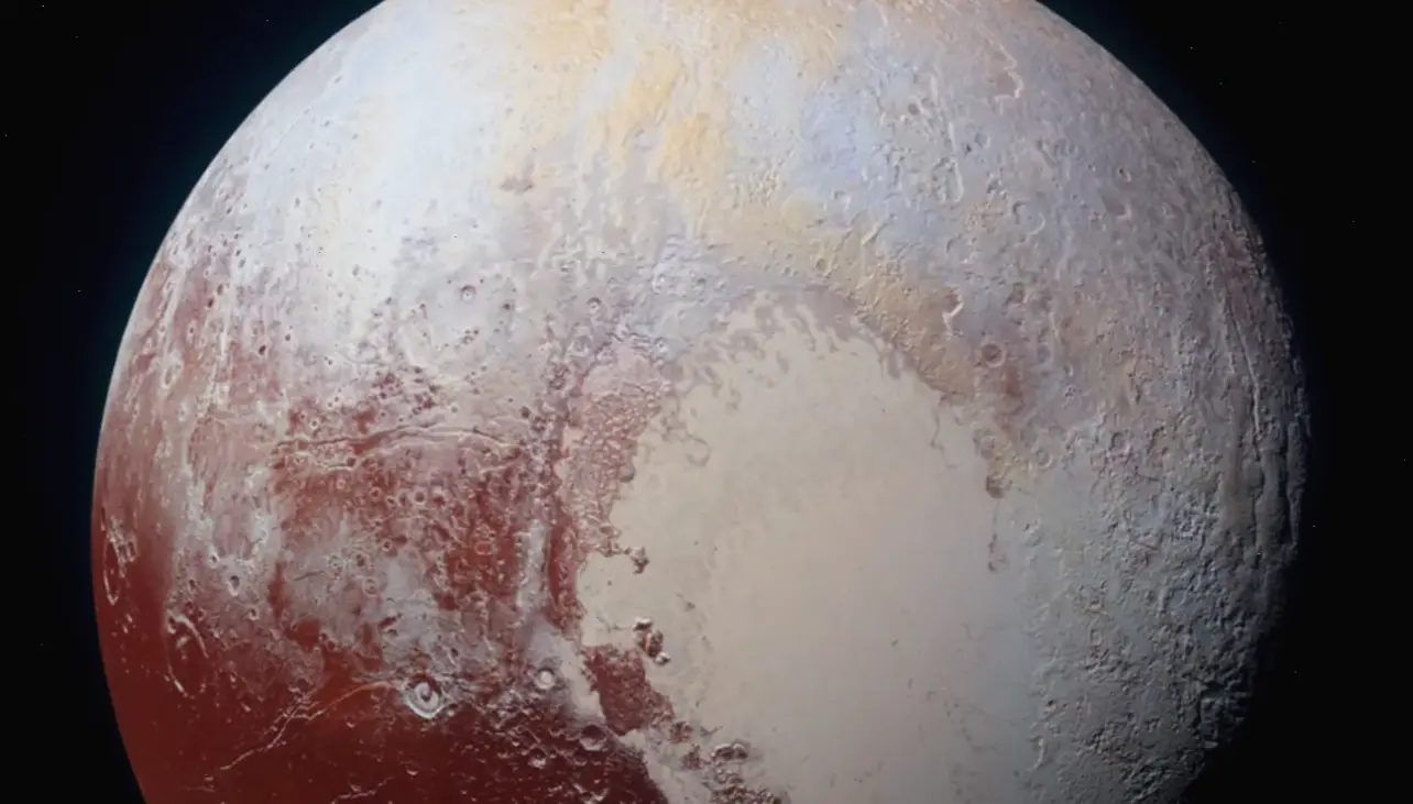 Pluto, hành tinh lùn xa xôi với bề mặt băng giá và núi đồi hùng vĩ từ NASA.