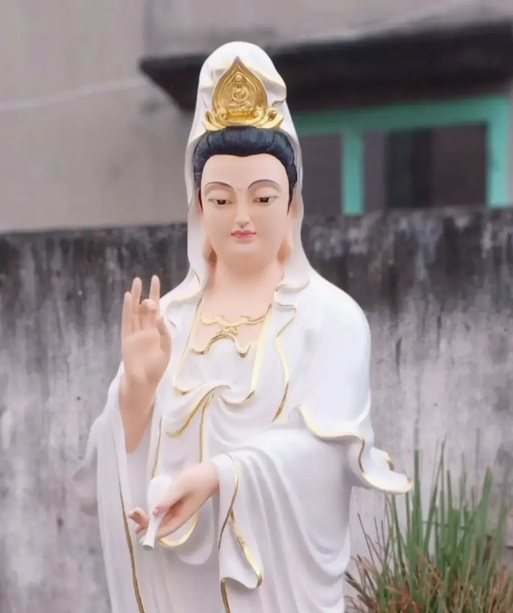 Quan Âm cứu khổ đứng, nguồn sức mạnh từ bi, giúp xoa dịu nỗi đau và mang lại hy vọng mới.