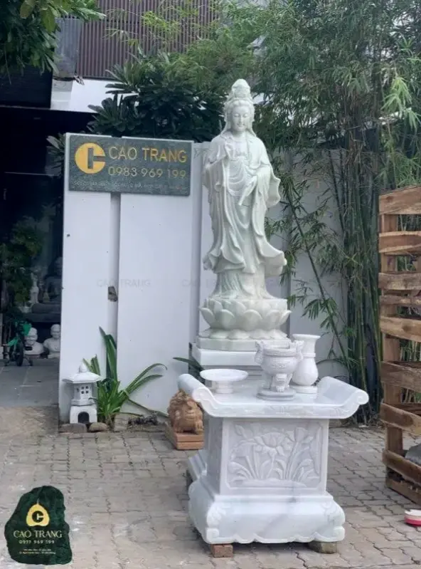 Quan Âm cứu khổ trong vườn yên tĩnh, mang đến hy vọng và sức mạnh nội tại cho tâm hồn.