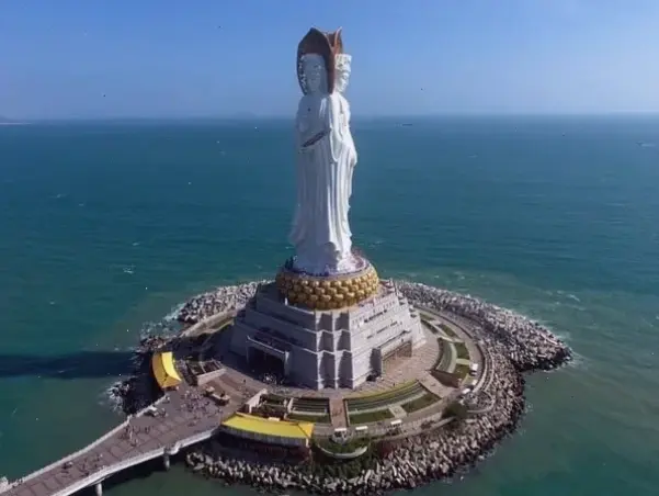 Quan Âm tối giản, thiết kế tinh tế, giúp bạn kết nối với nội tâm một cách giản dị và sâu lắng.