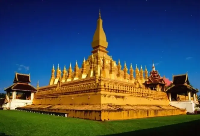 Sắc màu ánh sáng rực rỡ chiếu sáng chùa Lào, mang đến cảm giác ấm áp và thiêng liêng, khơi dậy niềm tin nội tại.