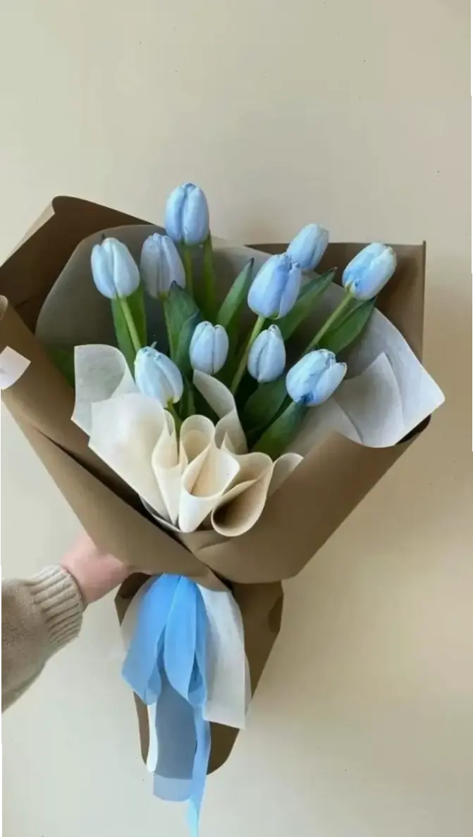Sử dụng bó hoa tulip để trang trí, mang sắc màu tươi mới vào cuộc sống hàng ngày.