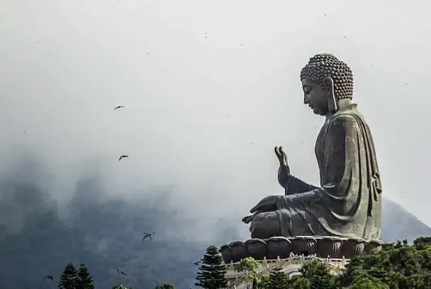 Sự tối giản tinh tế trong Tượng Phật pha lê tối giản, mang lại sự yên bình và hài hòa cho cuộc sống hàng ngày.