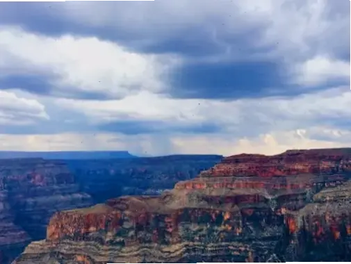 Sương mù bao phủ Grand Canyon, tạo nên khung cảnh huyền ảo và đầy sức hút kỳ diệu.